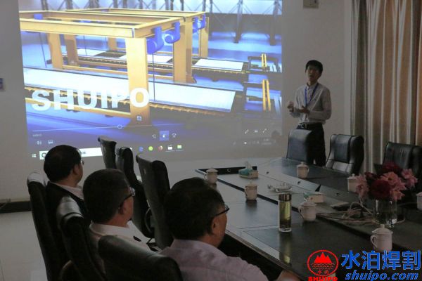 水泊總經(jīng)理講解鋁廂生產線