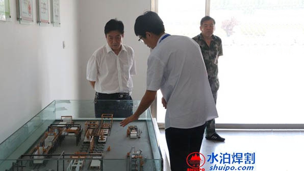 蘇主任聽取鑫能鋁廂生產(chǎn)線匯報(bào) 蘇主任聽取鑫能鋁廂生產(chǎn)線匯報(bào)